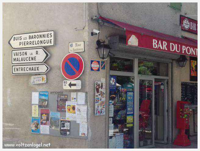 Vue pittoresque de Mollans-sur-Ouvèze, avec son château médiéval et ses charmantes ruelles pavées.