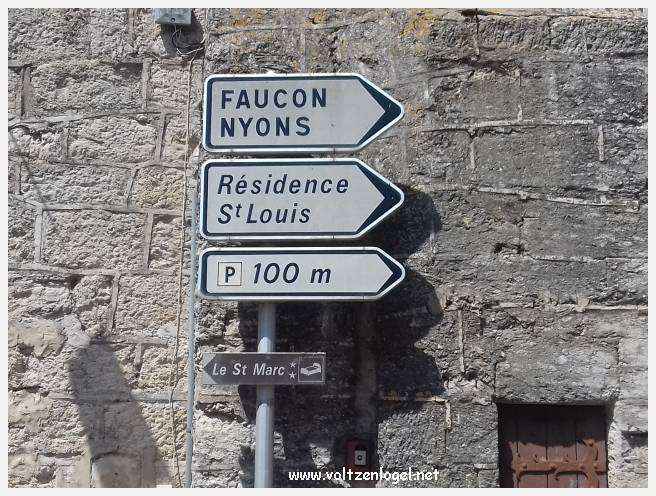 Vue pittoresque de Mollans-sur-Ouvèze, avec son château médiéval et ses charmantes ruelles pavées.