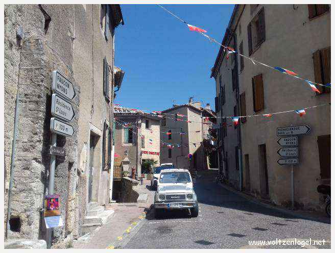 Vue pittoresque de Mollans-sur-Ouvèze, avec son château médiéval et ses charmantes ruelles pavées.