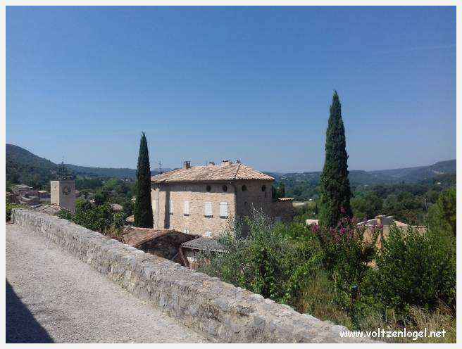 Vue pittoresque de Mollans-sur-Ouvèze, avec son château médiéval et ses charmantes ruelles pavées.