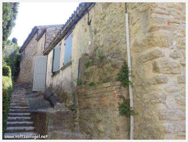 Vue pittoresque de Mollans-sur-Ouvèze, avec son château médiéval et ses charmantes ruelles pavées.