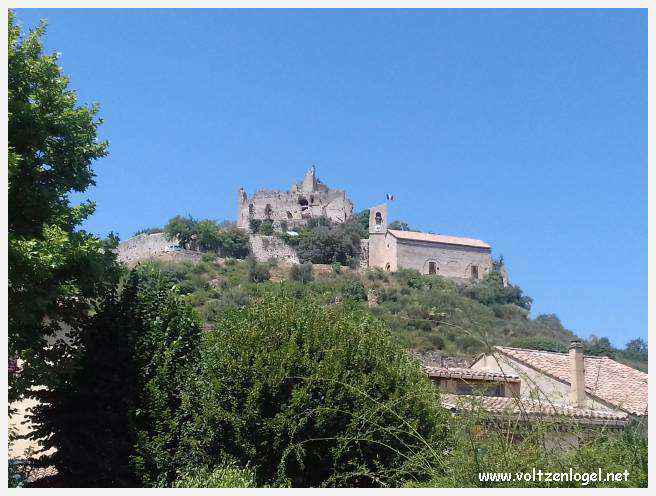 Mollans-sur-Ouvèze, bourg médiéval Provençale, les fontaines, le château