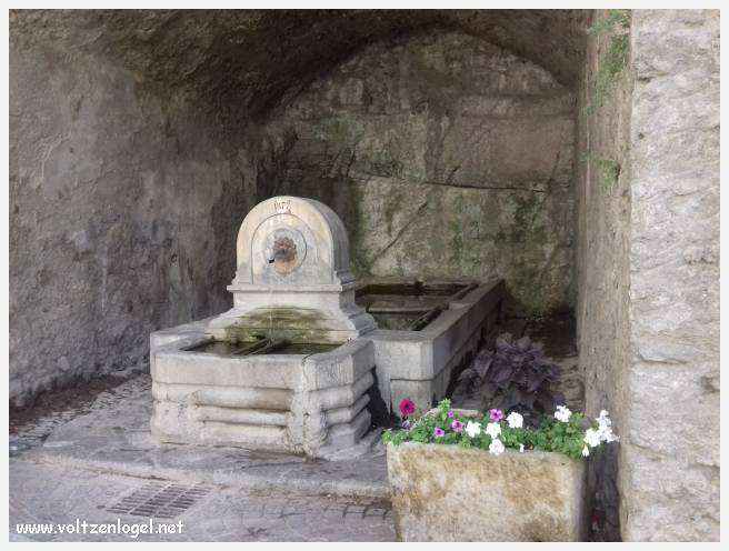 Vue pittoresque de Mollans-sur-Ouvèze, avec son château médiéval et ses charmantes ruelles pavées.