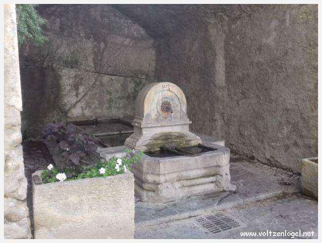 Vue pittoresque de Mollans-sur-Ouvèze, avec son château médiéval et ses charmantes ruelles pavées.