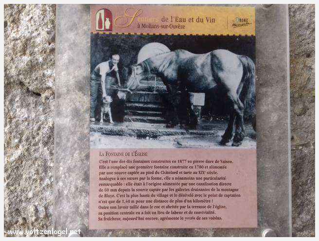 Vue pittoresque de Mollans-sur-Ouvèze, avec son château médiéval et ses charmantes ruelles pavées.