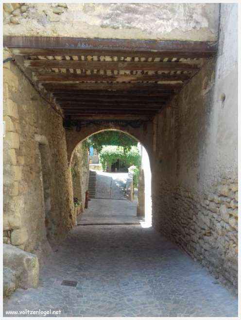 Vue pittoresque de Mollans-sur-Ouvèze, avec son château médiéval et ses charmantes ruelles pavées.
