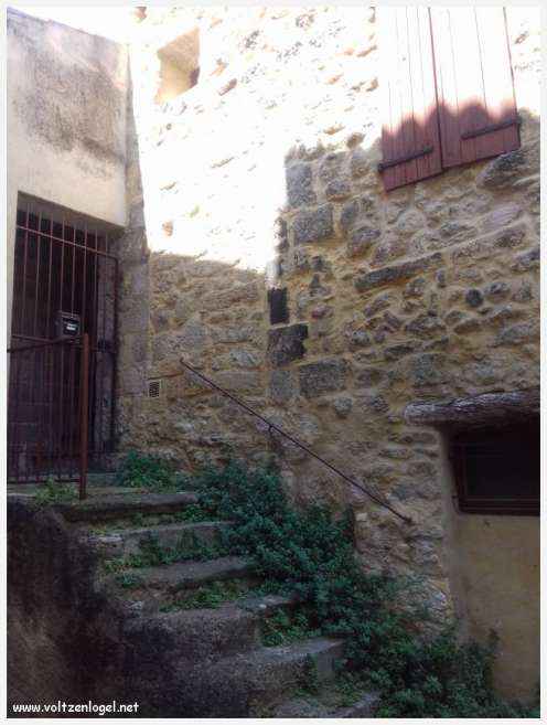 Vue pittoresque de Mollans-sur-Ouvèze, avec son château médiéval et ses charmantes ruelles pavées.