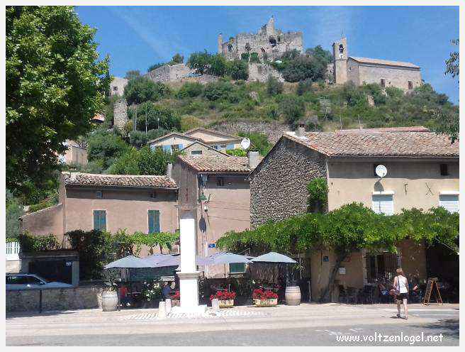 Vue pittoresque de Mollans-sur-Ouvèze, avec son château médiéval et ses charmantes ruelles pavées.