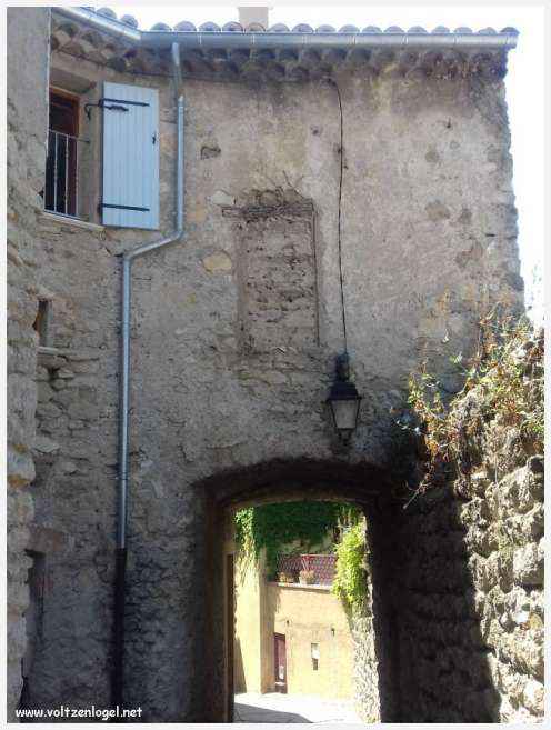 Vue pittoresque de Mollans-sur-Ouvèze, avec son château médiéval et ses charmantes ruelles pavées.