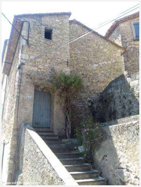 Vue pittoresque de Mollans-sur-Ouvèze, avec son château médiéval et ses charmantes ruelles pavées.