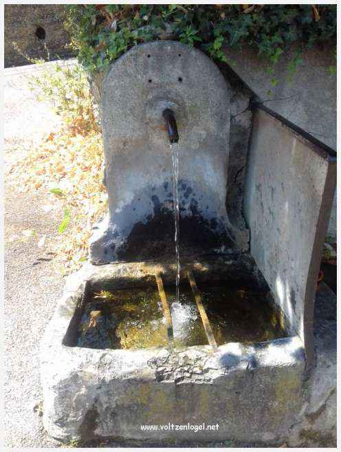 Vue pittoresque de Mollans-sur-Ouvèze, avec son château médiéval et ses charmantes ruelles pavées.