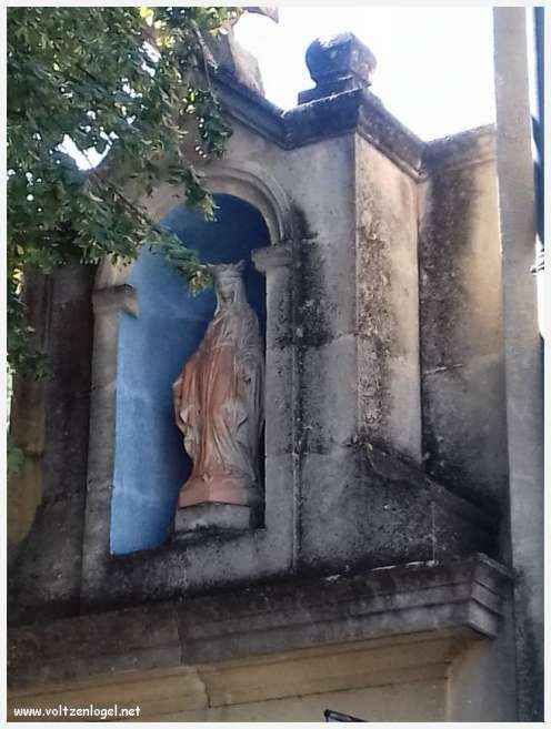 Vue pittoresque de Mollans-sur-Ouvèze, avec son château médiéval et ses charmantes ruelles pavées.
