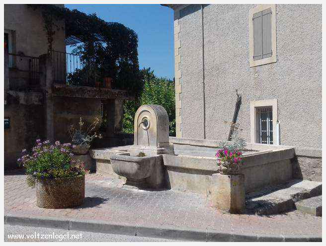 Vue pittoresque de Mollans-sur-Ouvèze, avec son château médiéval et ses charmantes ruelles pavées.