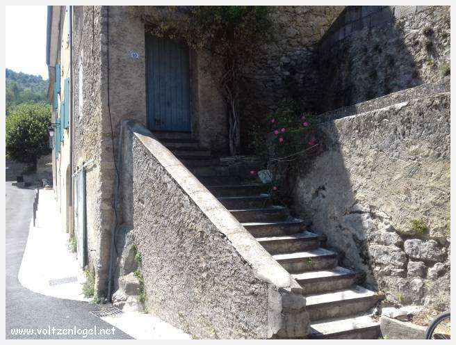Vue pittoresque de Mollans-sur-Ouvèze, avec son château médiéval et ses charmantes ruelles pavées.