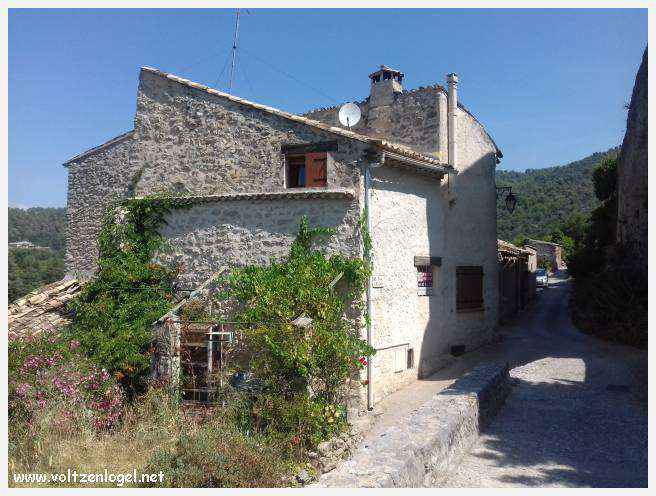Vue pittoresque de Mollans-sur-Ouvèze, avec son château médiéval et ses charmantes ruelles pavées.