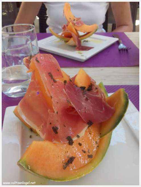 Vue pittoresque de Mollans-sur-Ouvèze, avec son château médiéval et ses charmantes ruelles pavées.