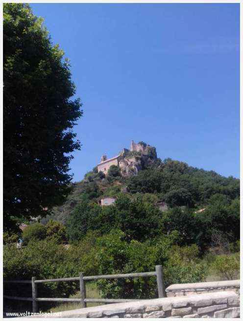 Vue pittoresque de Mollans-sur-Ouvèze, avec son château médiéval et ses charmantes ruelles pavées.