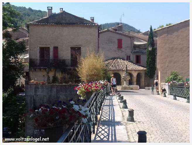 Vue pittoresque de Mollans-sur-Ouvèze, avec son château médiéval et ses charmantes ruelles pavées.
