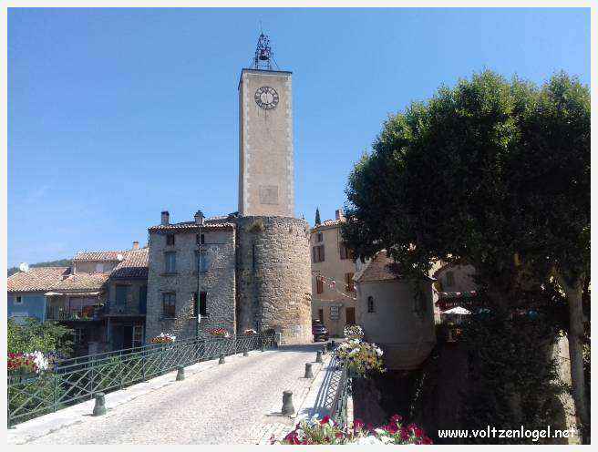 Vue pittoresque de Mollans-sur-Ouvèze, avec son château médiéval et ses charmantes ruelles pavées.