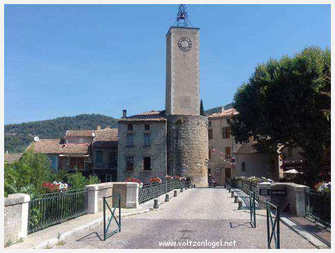Vue pittoresque de Mollans-sur-Ouvèze, avec son château médiéval et ses charmantes ruelles pavées.