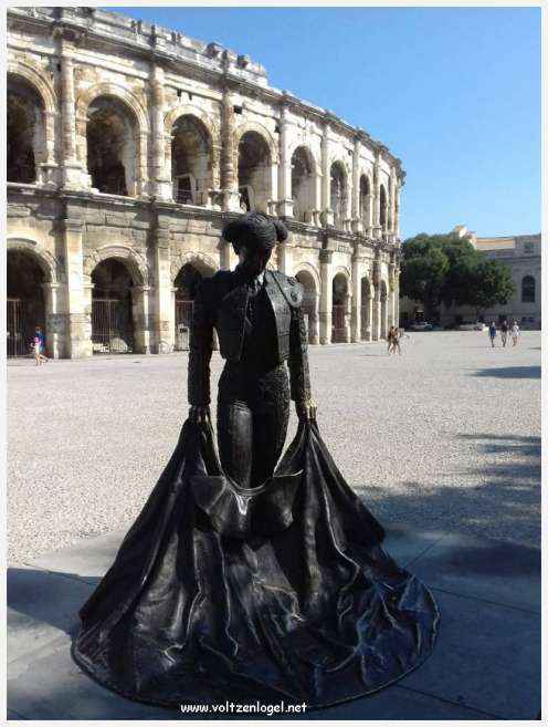 Vue aérienne des Arènes de Nîmes, emblèmes de son héritage romain.