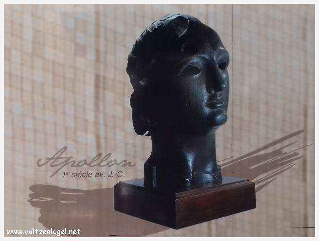 Vue aérienne des Arènes de Nîmes, emblèmes de son héritage romain.