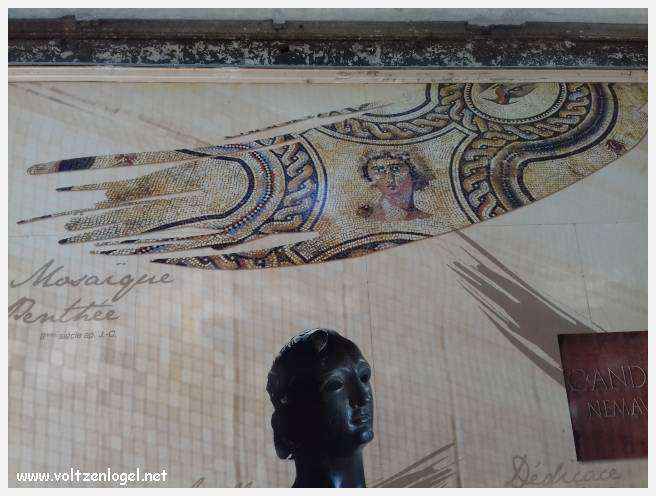 Vue aérienne des Arènes de Nîmes, emblèmes de son héritage romain.