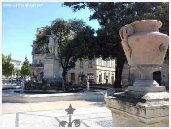 Réflexion sur le passé à la Place Antonin de Nîmes