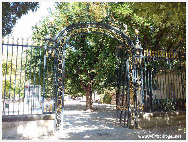 Vue aérienne des Arènes de Nîmes, emblèmes de son héritage romain.