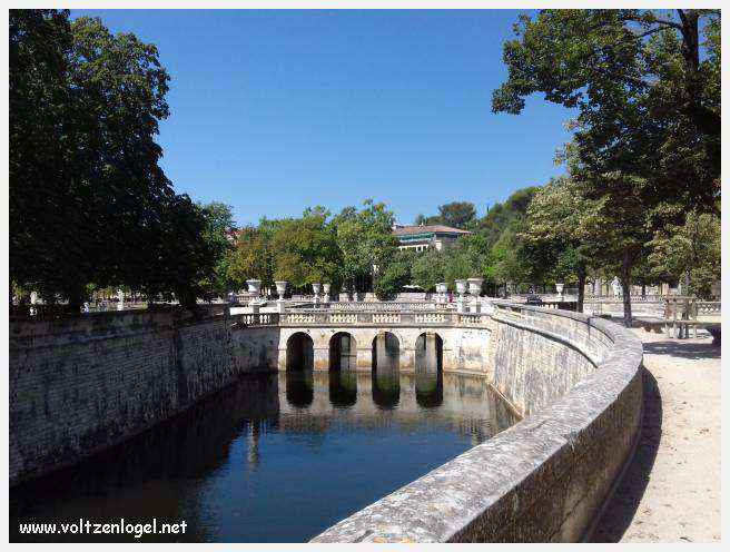Vue aérienne des Arènes de Nîmes, emblèmes de son héritage romain.