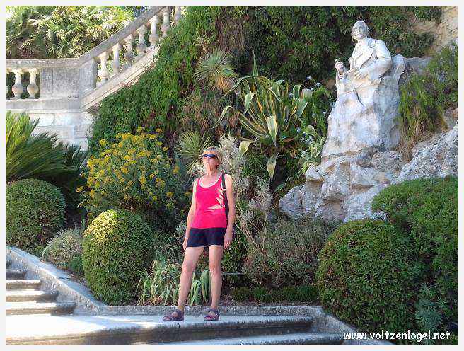 Vue aérienne des Arènes de Nîmes, emblèmes de son héritage romain.