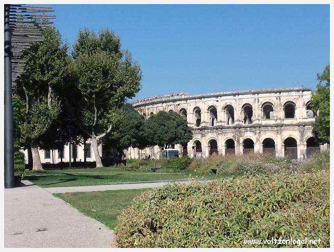Vue aérienne des Arènes de Nîmes, emblèmes de son héritage romain.