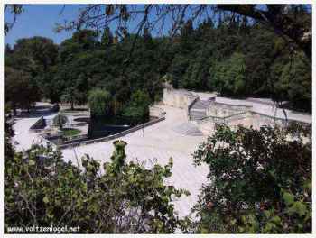 Terrasses et cascades dans les jardins de Nîmes