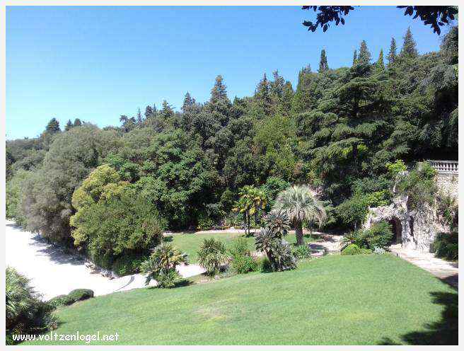 Vue aérienne des Arènes de Nîmes, emblèmes de son héritage romain.