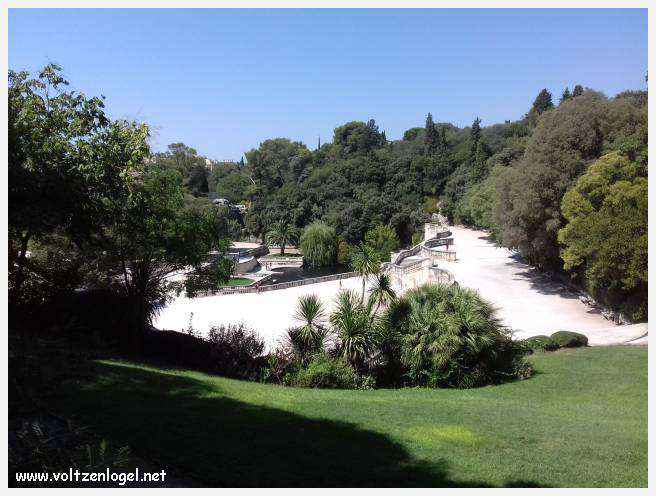 Vue aérienne des Arènes de Nîmes, emblèmes de son héritage romain.