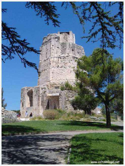 Vue aérienne des Arènes de Nîmes, emblèmes de son héritage romain.