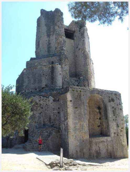 Vue aérienne des Arènes de Nîmes, emblèmes de son héritage romain.