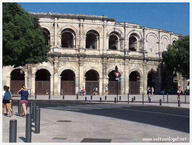 Vue aérienne des Arènes de Nîmes, emblèmes de son héritage romain.