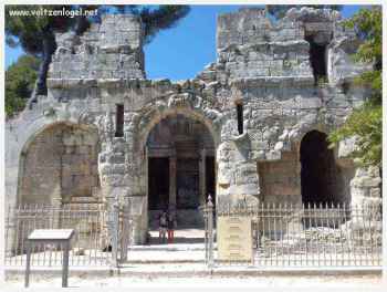 Vestiges antiques, témoins de l'histoire enfouie de Nîmes