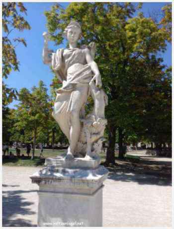 Statues de divinités grecques aux Jardins de la Fontaine