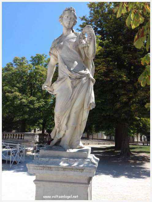 Vue aérienne des Arènes de Nîmes, emblèmes de son héritage romain.