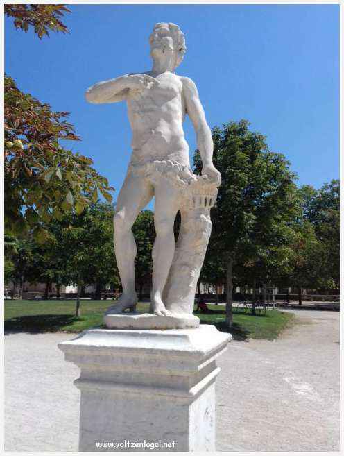 Vue aérienne des Arènes de Nîmes, emblèmes de son héritage romain.