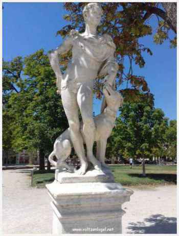 Beauté classique des statues grecques à Nîmes
