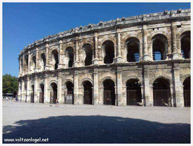 Vue aérienne des Arènes de Nîmes, emblèmes de son héritage romain.