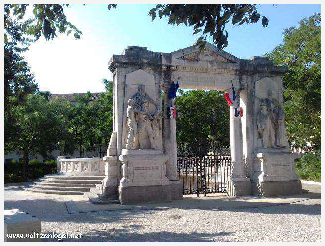 Vue aérienne des Arènes de Nîmes, emblèmes de son héritage romain.