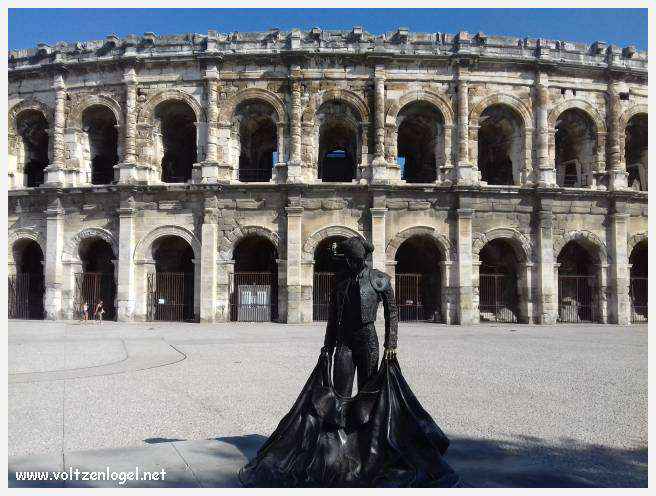 Vue aérienne des Arènes de Nîmes, emblèmes de son héritage romain.