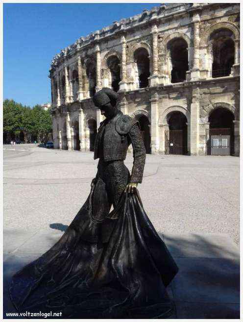 Vue aérienne des Arènes de Nîmes, emblèmes de son héritage romain.