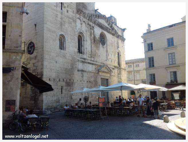 Arènes romaines de Nîmes, témoins de son riche passé historique.