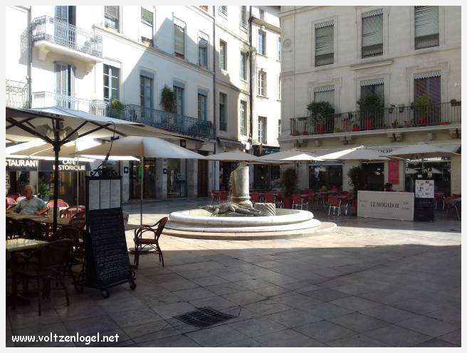 Arènes romaines de Nîmes, témoins de son riche passé historique.