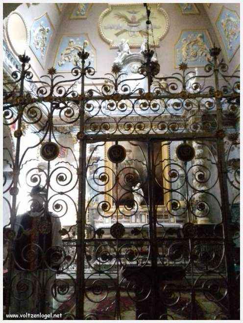 Arènes romaines de Nîmes, témoins de son riche passé historique.